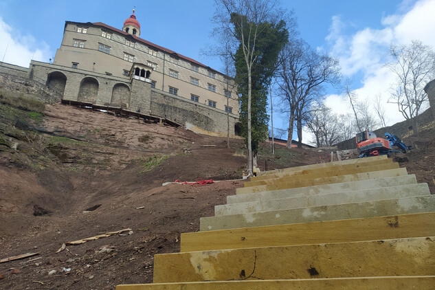 Nově osazované kamenné stupně na hlavním schodišti v jižním svahu (5. etapa)