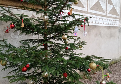 III. zámecké nádvoří s vánočním stromkem, kam si návštěvníci mohli sami zavěsit svoji vánoční ozdobu (2022)