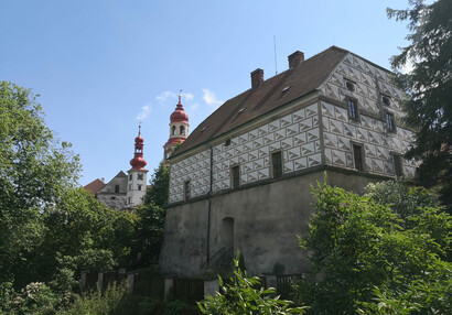 Budova bývalé lesní správy a v pozadí zámecké věže