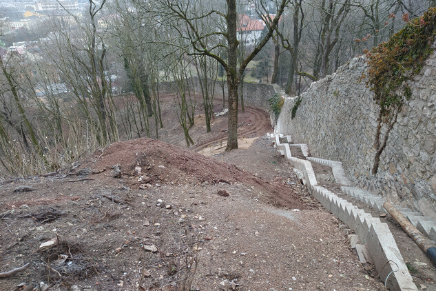 Nově vybudované základy pro budoucí kamenné schodiště podél ohradní zdi na jižním svahu (4. etapa)